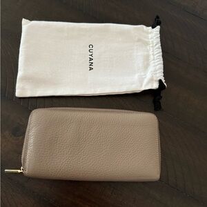 Cuyana zip around wallet